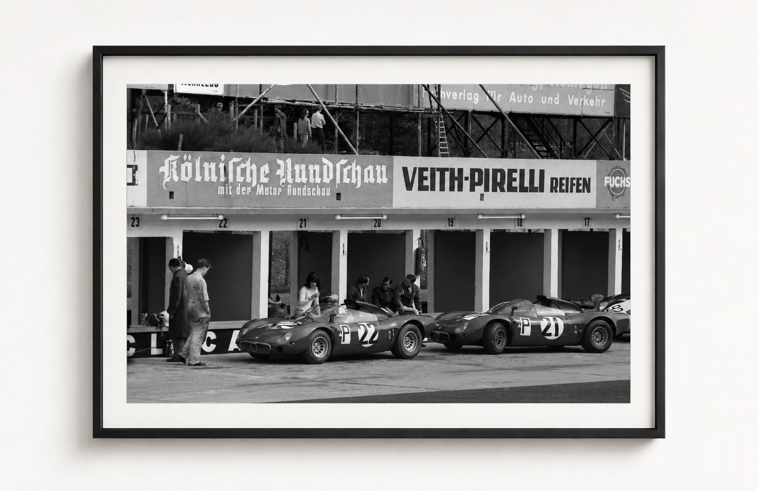 Autodelta am Nürburgring – Alfa Romeo Tipo 33, 1967 — Nürburgring 1967, auf Acryl im Schattenfugenrahmen, Format 4:3
