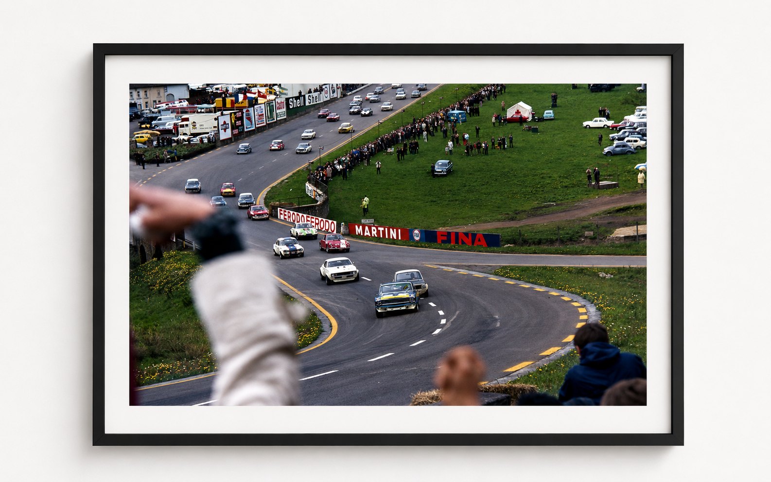 Eau Rouge – Amerikanische Kraft trifft europäische Leichtigkeit — Spa-Francorchamps 1967, auf Acryl im Schattenfugenrahmen, Format 4:3