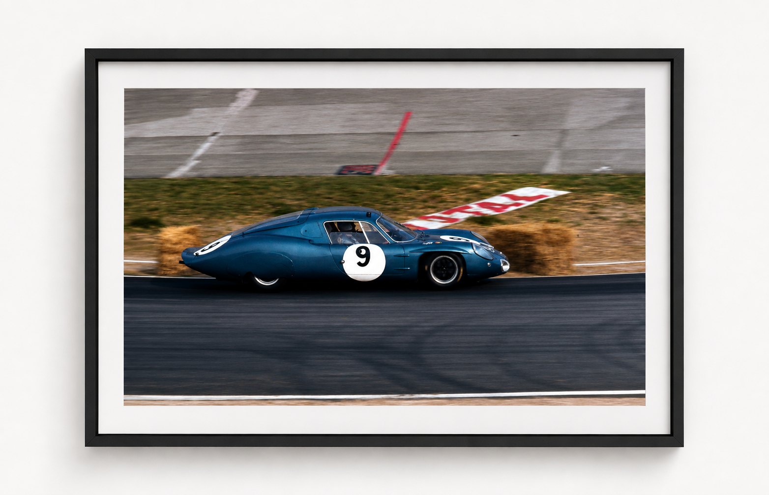 Shelby Daytona in Montlhéry — Montlhéry 1965, auf Acryl im Schattenfugenrahmen, Format 4:3