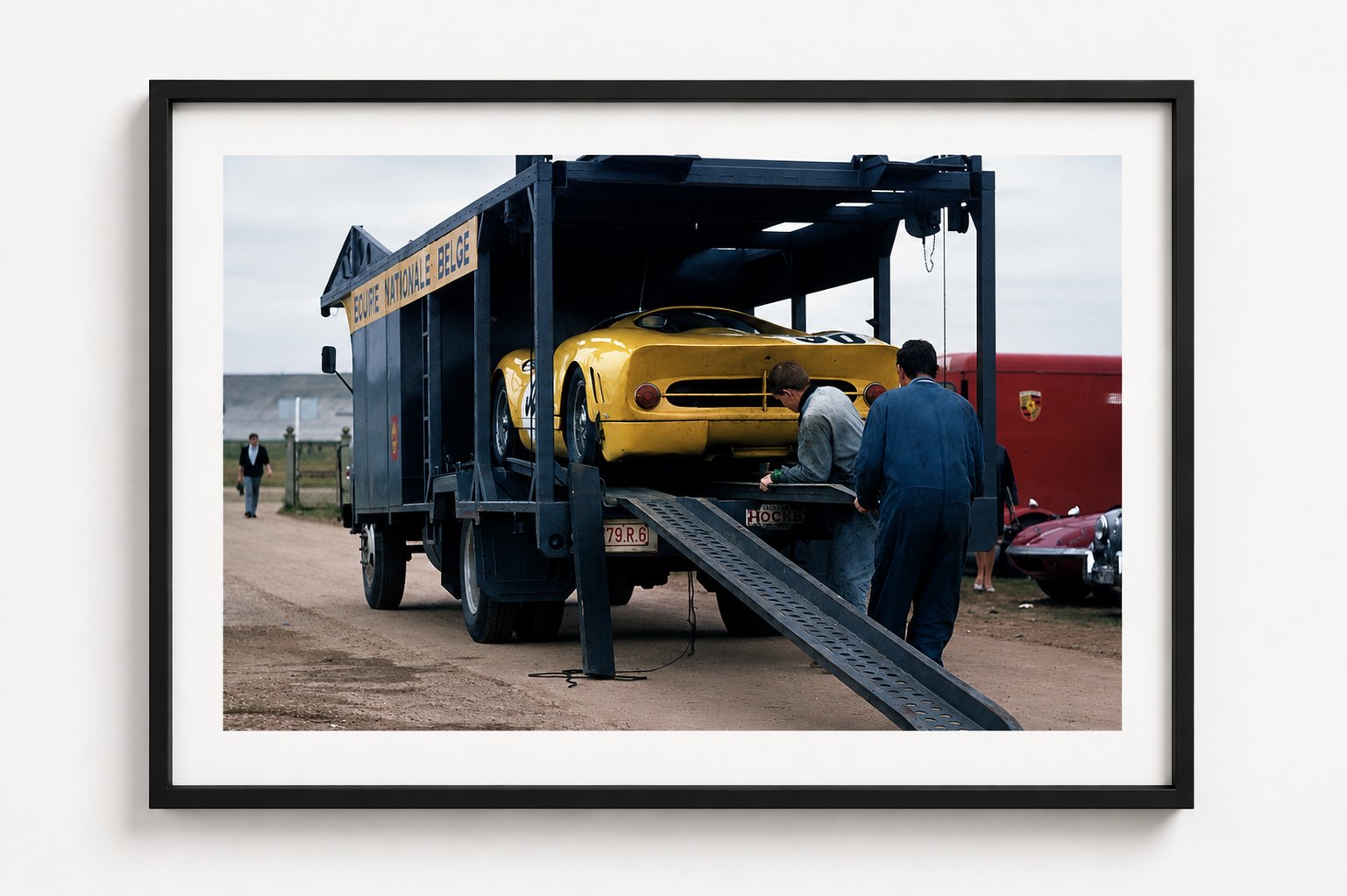 Ferrari 365 P2 – Der stille Moment vor dem Rennen — Montlhéry 1966, auf Acryl im Schattenfugenrahmen, Format 4:3