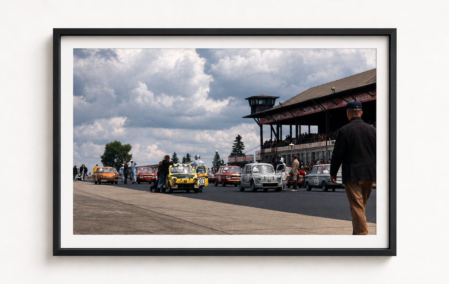 Vor dem Start – 500 Kilometer Nürburgring, 1968 — Nürburgring 1968, auf Acryl im Schattenfugenrahmen, Format 4:3